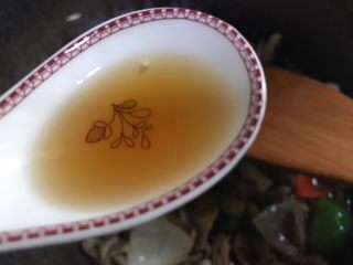 20、家常炒猪肝,加入两勺料酒