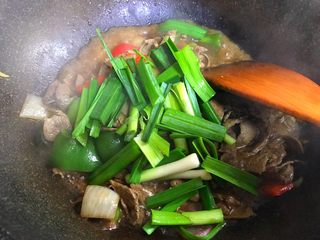 21、家常炒猪肝,起锅前尝尝味道，可以适量放入盐调味，加入青蒜翻炒均匀关火