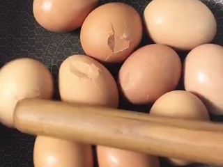 2、五香茶叶蛋,煮熟之后用擀面杖给他敲碎