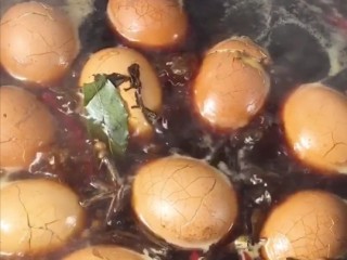 5、五香茶叶蛋,大火煮开转小火煮四十分钟，浸泡三小时即可
