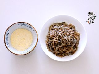 2、独家韭菜炒河虾,准备好细玉米面。小妙招要来了，仔细看哦！