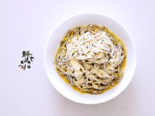 3、独家韭菜炒河虾,把玉米面撒到小河虾上。