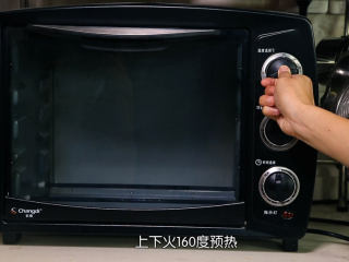 9、戚风蛋糕,蛋白霜打好之后我们就要把烤箱上下火160度预热（预热是指烤箱在设定的温度之后，保持通电状态，让蛋糕进去烤箱的时候，烤箱内部温度达到我们所需的温度）