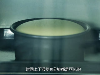 15、戚风蛋糕,那我们现在把它送入烤箱，上下火160度，中下层，烤大概35分钟，即使同品牌同型号也会有温差，时间只是一个参考，时间上下浮动10分钟都是可以的，目测判断就是表面隆起一定的高度，又稍微往下塌一点，即表示熟透了，要是不确定，可以插根竹签进去，没有面糊带出来就表示烤好了
