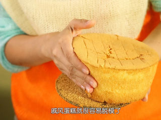 17、戚风蛋糕,完全放凉之后我们来脱模，用手这样沿着模具的边缘，用手指将蛋糕轻轻下压往前拨，让蛋糕的侧面一圈与模具分离至三分之二的高度，然后再顶起底部，把蛋糕取出，再用手这样往上拨，戚风蛋糕就很容易脱模了