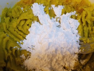 6、南瓜小圆子,少量多次的倒入木薯粉(没有也可以用糯米粉)不断拌匀,大概来回操作了五六次