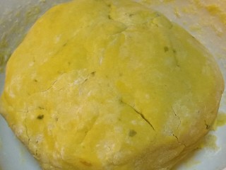 7、南瓜小圆子,最后揉成南瓜糯米团,不需要很光滑,能成团且不沾手即可