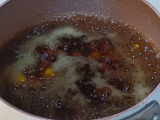 11、南瓜小圆子,等水煮开了,红糖融化了,倒入糯米圆子,不停的搅拌,防止粘连粘锅底