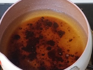 10、南瓜小圆子,取一奶锅,锅内倒入300-400毫升的清水,加入红糖,开小火煮