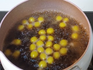 12、南瓜小圆子,半分钟到一分钟左右,小圆子都漂浮在水面上了,已经熟了