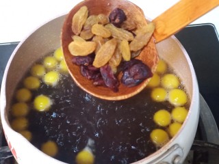 13、南瓜小圆子,倒入葡萄干和蔓越莓干,继续煮半分钟