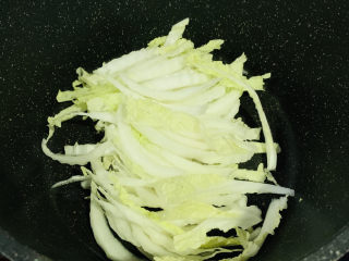 8、娃娃菜炖豆腐,娃娃菜白色部分先下锅