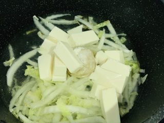 12、娃娃菜炖豆腐,加豆腐