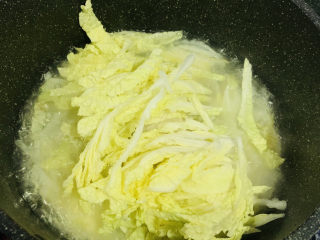 14、娃娃菜炖豆腐,加入娃娃菜叶