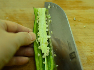 4、青椒肉丝,青椒去蒂，破开去辣心