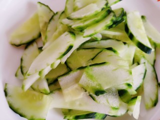 2、黄瓜皮蛋汤,黄瓜切薄片备用