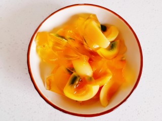 3、黄瓜皮蛋汤,皮蛋切片