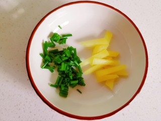 4、黄瓜皮蛋汤,姜切丝，葱切末