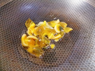 6、黄瓜皮蛋汤,加入皮蛋两面稍微煎一下