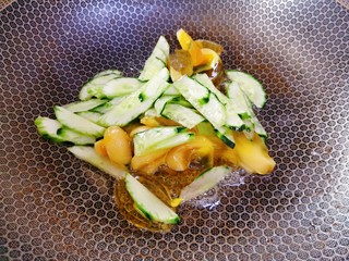 7、黄瓜皮蛋汤,加入黄瓜片