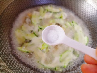 9、黄瓜皮蛋汤,适量盐