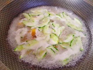 10、黄瓜皮蛋汤,大火烧开，中火煮两分钟