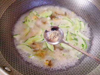 11、黄瓜皮蛋汤,加入适量鸡精提鲜