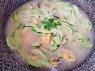 12、黄瓜皮蛋汤,适量葱花即可