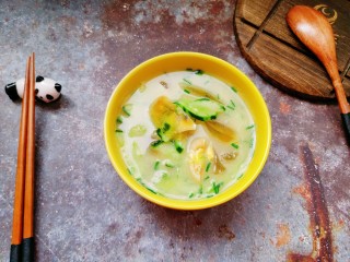 13、黄瓜皮蛋汤,黄瓜皮蛋汤完成，清淡鲜美！