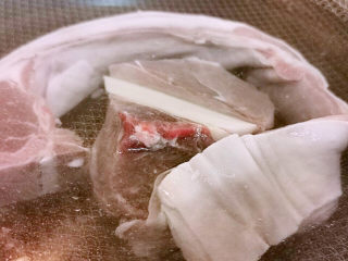 5、羊肉炖萝卜汤,羊肉排洗净下锅汆烫