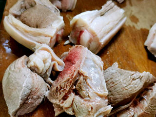 8、羊肉炖萝卜汤,切大块