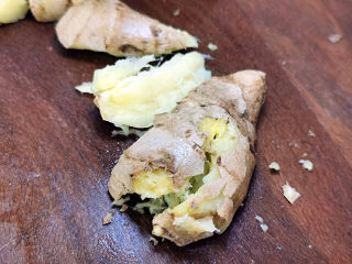 9、羊肉炖萝卜汤,姜拍碎