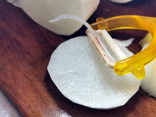 13、羊肉炖萝卜汤,削去边角