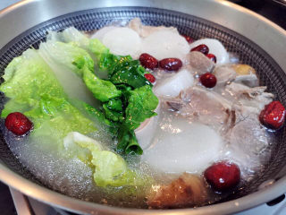 16、羊肉炖萝卜汤,一锅清纯羊肉汤就基本完成