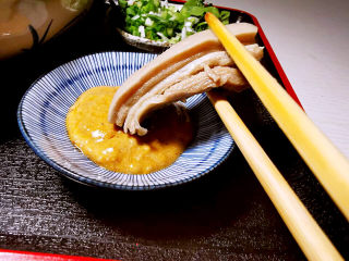 22、羊肉炖萝卜汤,羊肉蘸豆腐乳及葱花，香菜，味道好极了。