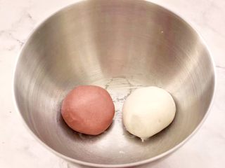 2、黑糖蜜桔酒酿圆子,取一半白色面团加入红曲粉，用手揉匀成红色的面团，把两块面团松弛10分钟。