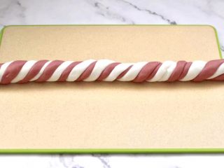 4、黑糖蜜桔酒酿圆子,把长条像搓麻花一样搓成细长条。