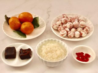 6、黑糖蜜桔酒酿圆子,搓好芋圆后，准备好其它的食材。