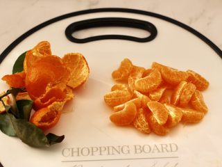 7、黑糖蜜桔酒酿圆子,蜜桔去皮后，把果肉取出来。