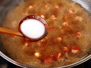 12、黑糖蜜桔酒酿圆子,这个时候锅中加入提前化开的淀粉。