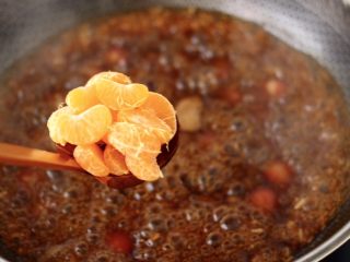 13、黑糖蜜桔酒酿圆子,再加入去皮的蜜桔。