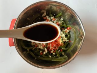 11、凉拌海带丝,然后加入生抽