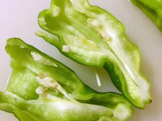 2、糖醋鸡腿菇(菌菇),对半切开的青红椒,内部还有一些籽未处理干净
