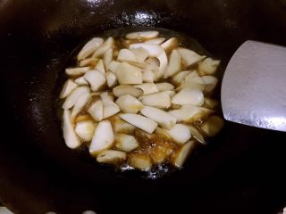 9、糖醋鸡腿菇(菌菇),中火翻炒至鸡腿菇香味出来,倒入调匀的糖醋汁