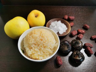 1、苹果银耳红枣汤,准备所需要的食材。