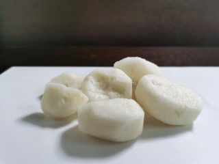 9、苹果银耳红枣汤,马蹄洗净去皮，马蹄削皮过程中注意别削到手。