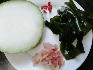 1、冬瓜海带汤,准备好所需材料