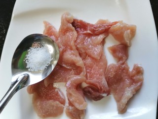 2、冬瓜海带汤,肉片洗干净后加入少许盐调味