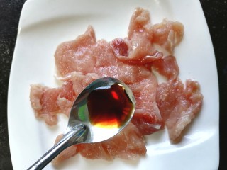 3、冬瓜海带汤,加入一勺生抽将肉片腌制十五分钟