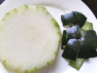 4、冬瓜海带汤,将冬瓜去皮